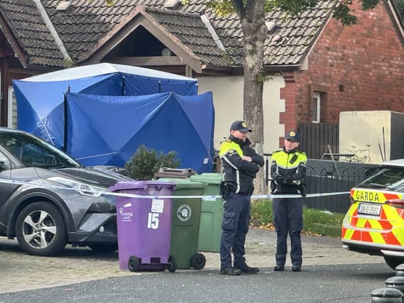 Na Gardaí ar an láthair ag teach ar Old Connaught Avenue i mBré, Contae Bhaile Átha Cliath