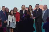 Bronnann an tAire Dara Calleary an duais fhoriomlán do na Bailte Slachtmhara ar Bhaile na hAbhann