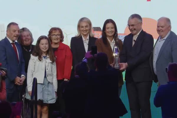 Bronnann an tAire Dara Calleary an duais fhoriomlán do na Bailte Slachtmhara ar Bhaile na hAbhann