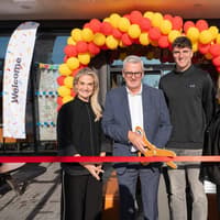 Osclaíonn McDonald's bialann nua agus áis tiomáint-trí in Éirinn