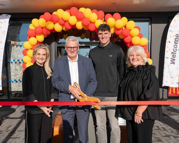 Sa phictiúr ag oscailt McDonald's i gCarraig Uí Leighin tá Aislinn Ronayne; Jim Ronayne, ceadúnaí McDonald's; Brian Hayes, iománaí sinsearach Chorcaí; agus Anne Ronayne