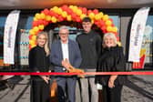 Sa phictiúr ag oscailt McDonald's i gCarraig Uí Leighin tá Aislinn Ronayne; Jim Ronayne, ceadúnaí McDonald's; Brian Hayes, iománaí sinsearach Chorcaí; agus Anne Ronayne