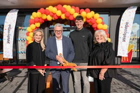 Sa phictiúr ag oscailt McDonald's i gCarraig Uí Leighin tá Aislinn Ronayne; Jim Ronayne, ceadúnaí McDonald's; Brian Hayes, iománaí sinsearach Chorcaí; agus Anne Ronayne