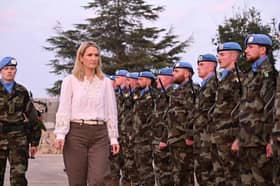 Déanann an tAire Cosanta Helen McEntee iniúchadh ar shaighdiúirí ag Camp Shamrock 