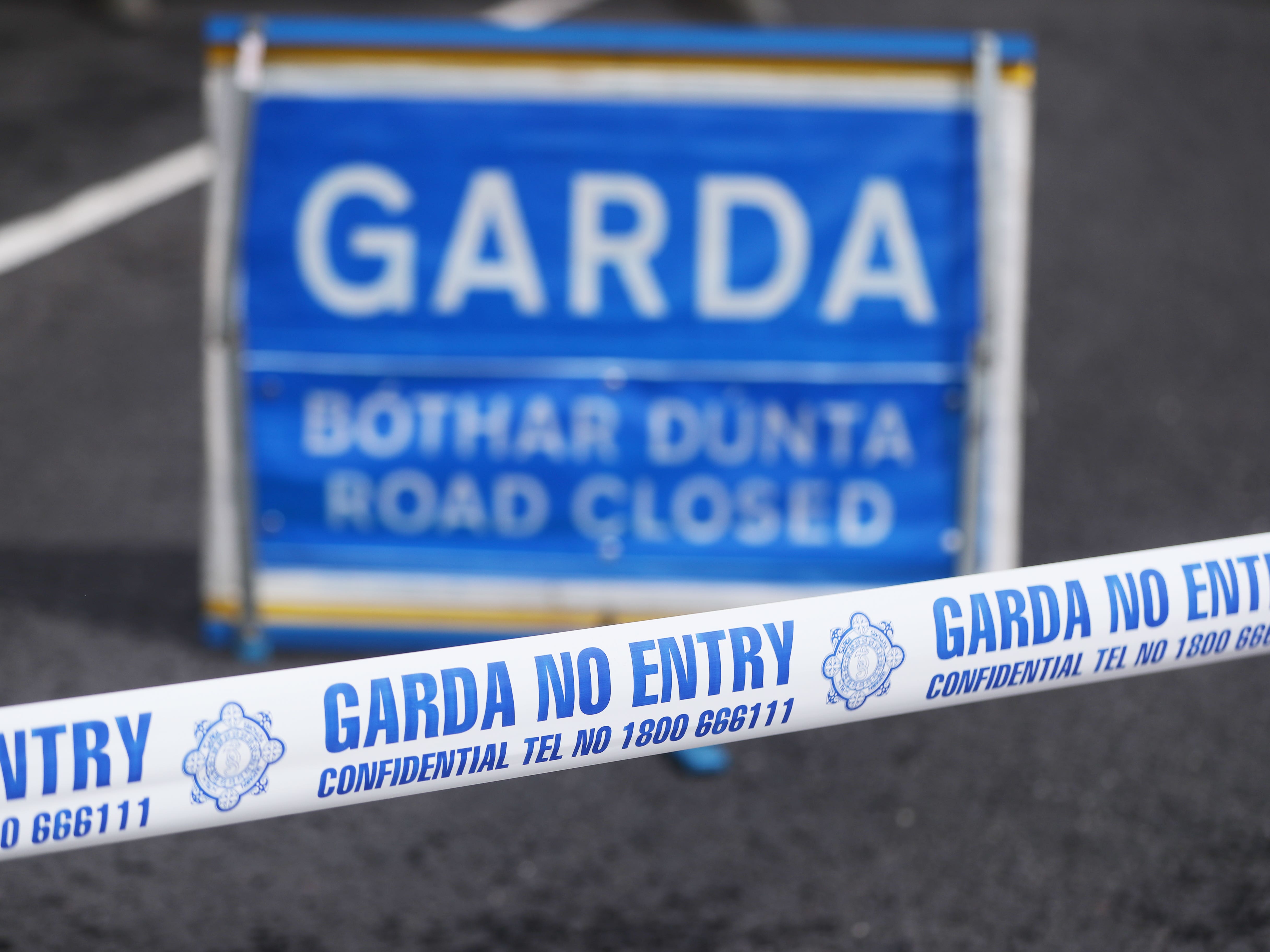 Deir na Gardaí gur tharla an teagmhas, inar bhain feithicil amháin amháin, ar Shráid an Bhráthar i gCaiseal go gairid tar éis a 3 a chlog Dé Céadaoin