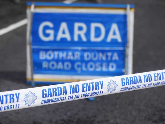 Deir na Gardaí gur tharla an teagmhas, inar bhain feithicil amháin amháin, ar Shráid an Bhráthar i gCaiseal go gairid tar éis a 3 a chlog Dé Céadaoin