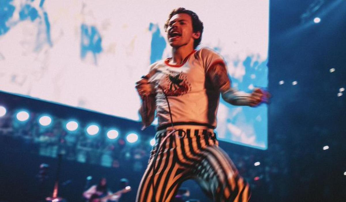 Deimhníonn Harry Styles go mbeidh cóisir éisteachta i mBaile Átha Cliath roimh eisiúint an chéad albam eile