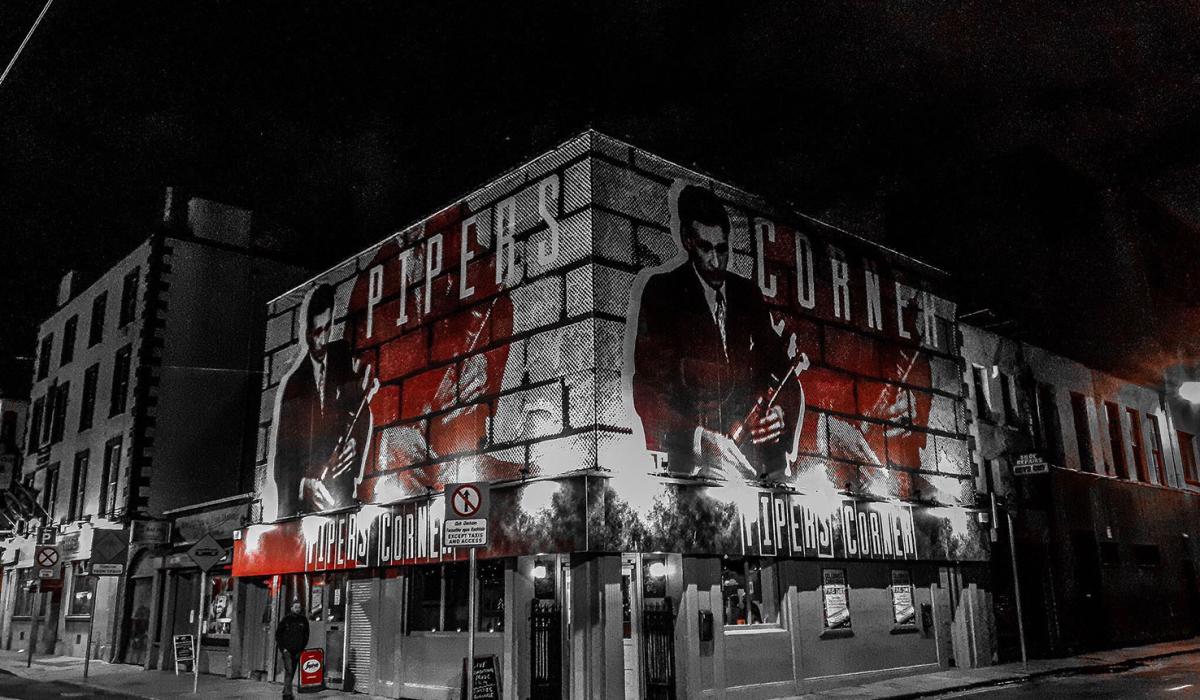 Raidió na Gaeltachta ag caint le muintir na hardcathrach ar an Aoine