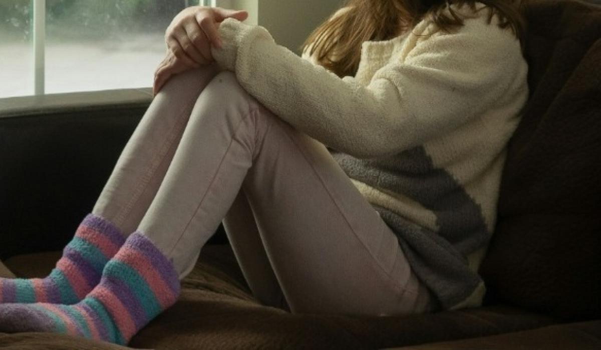 Cailín 11 bliana d'aois á cur iallach uirthi dul i mbun striapachas ag a máthair féin agus achomharc eisithe ag Childline