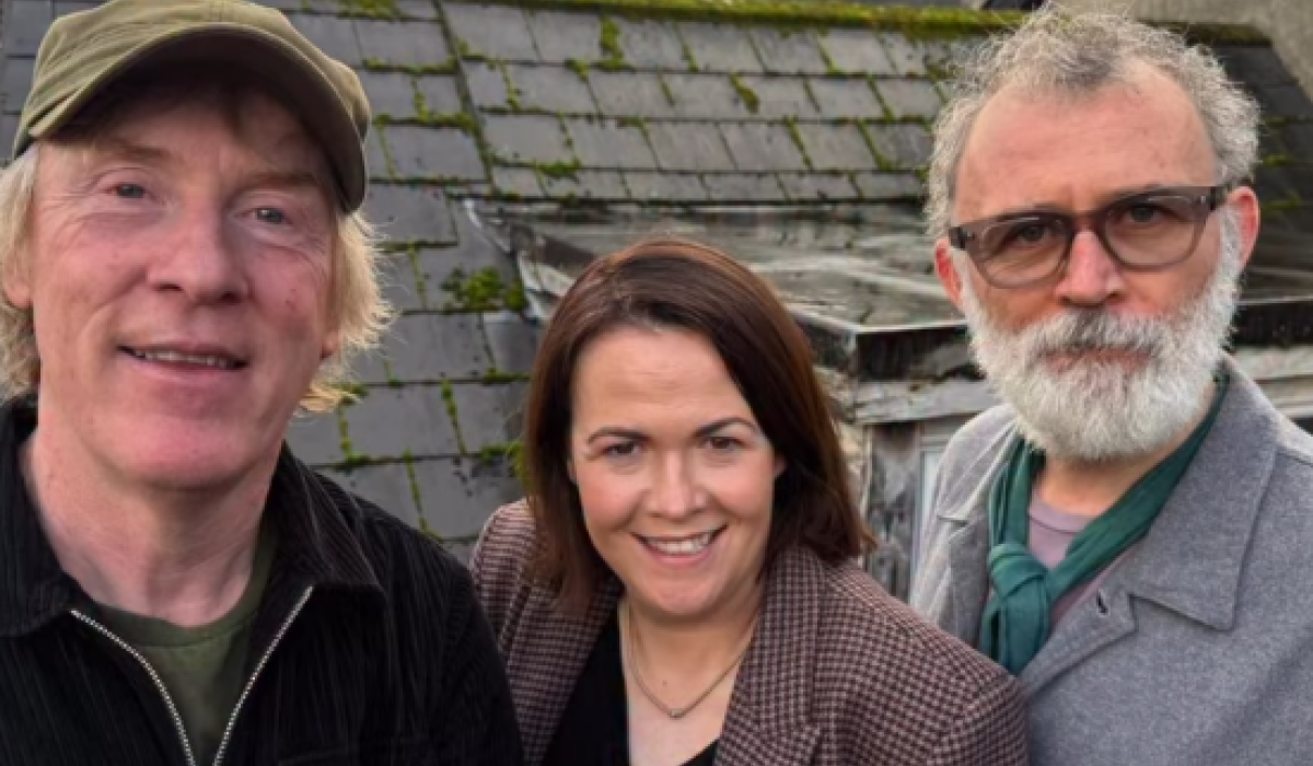 Eipeasóid bheo de phodchraoladh Tommy Tiernan curtha ar ceal mar gheall ar bhrón tobann