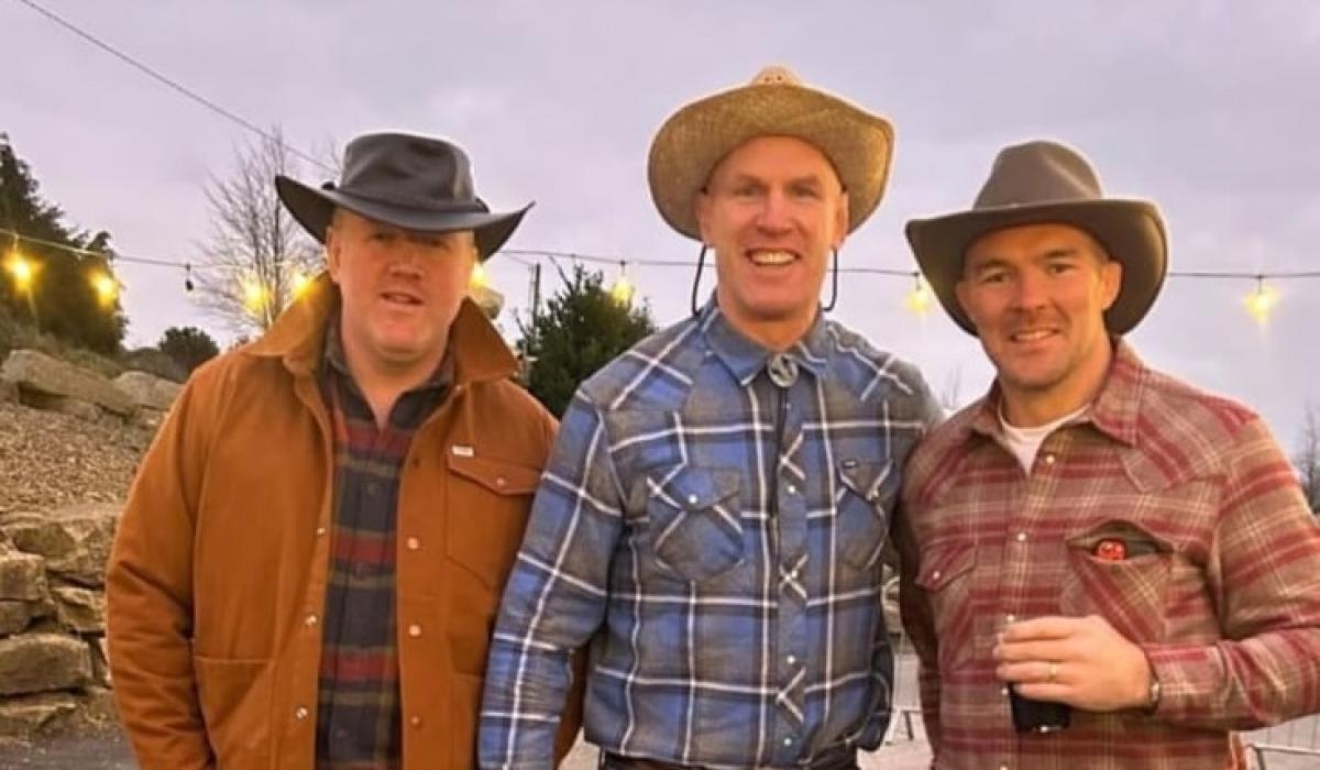 PICTIÚIRÍ: Cuireann finscéalta rugbaí na hÉireann na Spurs orthu féin chun cabhrú le Sean O'Brien a bhainis a cheiliúradh