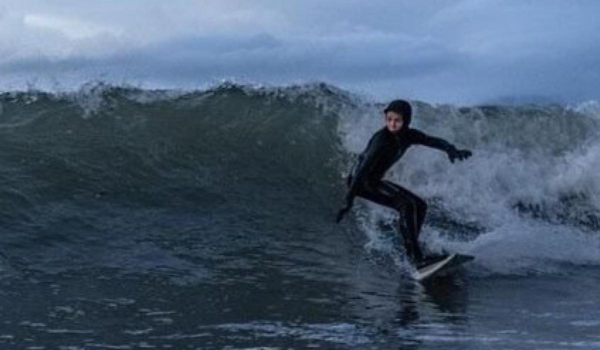 Tarrthálann déagóir cróga (16) surfálaithe siblíní amach ó Thrá Cheathrú an Uisce i gContae Mhaigh Eo 