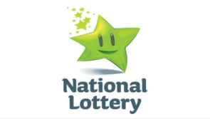 Cuireann fear ticéad Lotto i bhfolach, ag tógáil a chuid ama chun bua an phota óir a bhailiú