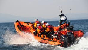 RNLI bailiúcháin airgid dó bhád Tarrthála Arainn Mhóir
