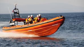 Tugann RNLI Loch Deirgeirt cabhair do bheirt ar bhád mótair
