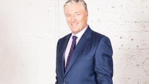 'Go raibh m&iacute;le maith agaibh': Im&iacute;onn an craolt&oacute;ir Pat Kenny &oacute;n se&oacute; Newstalk i rith na seachtaine