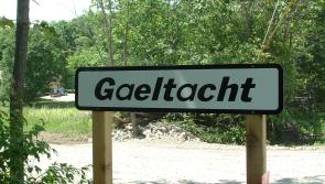 Léirsiú ag teach Laigheann mar gheall ar ghéarchéim títhiocht na Gaeltachta