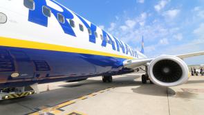 Sl&aacute;n leis na sc&aacute;thanna b&aacute;ist&iacute;! Lascain&iacute; ar eitilt&iacute; le haghaidh l&aacute; breithe Ryanair