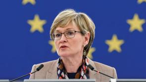Tharraing Mairead McGuinness, de chuid Fhine Gael, siar ón rás uachtaránachta tar éis di fanacht san ospidéal