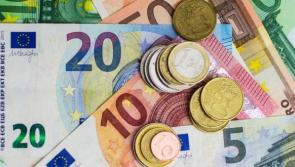 Is féidir le tuismitheoirí Éireannacha leas a bhaint as beagnach €300 fós in íocaíochtaí