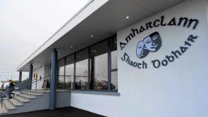 Bronnfar duaiseanna ag Amharclann Ghaoth Dobhair ar scolairí drámaíochta