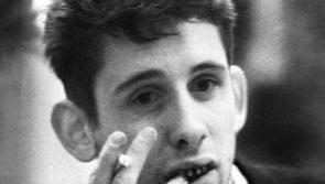Tá an t-amhránaí is cumadóir Éireannach Shane MacGowan, as na Pogues, tar éis bháis