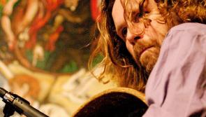Na ceoltóirí Liam Ó Maonlaí agus Cormac  de Barra ag plé an cheoil ar RnaG