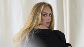 Tugann an ceoltóir Adele rabhadh do lucht féachana i Las Vegas