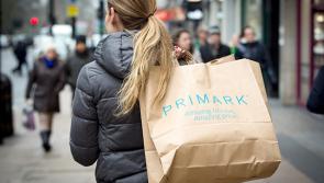 Fearg mar líomhnaítear gur chuir Primark cosc ar fhostaí geansaí Nollag as Gaeilge a chaitheamh