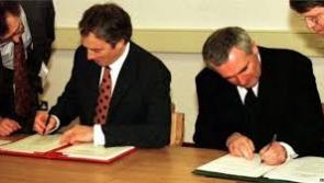 Raidi&oacute; na Gaeltachta ag amharc siar ar Chomhaont&uacute; Aoine an Ch&eacute;asta 