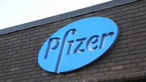 Tá an gnólacht cógaisíochta Pfizer chun na céadta post a ghearradh ar fud na hÉireann