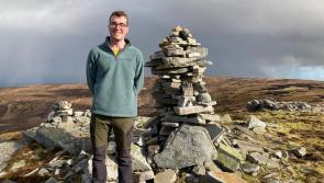Aodhán Ó Baoill ag siúl bealtaí éagsúla oilithreachta  i gclár úr ón BBC