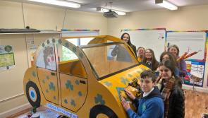 Scolairí Coláiste Chineál Eoghain ag ullmhú do lá Fhéile Pádraig 