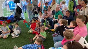 Slua mór ag  lá spraoi na Gaeilge i nGaillimh