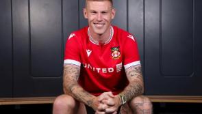 Eis&iacute;onn an t-amhr&aacute;na&iacute; amhr&aacute;n &oacute;m&oacute;is James McClean agus a sheasamh ar an bp&aacute;ip&eacute;ar