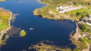 Obair ar siúl ar dhromchla loch Bhríde i Rann na Feirste
