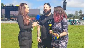 FÉACH: Baineann lánúin taitneamh as laethanta sona ag Electric Picnic 2023 roimh a 'Lá Shona' féin
