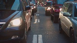 Scuainí 3km ar bhóithre in aice leis An Treabhadh agus na mílte ag teacht go Laoise
