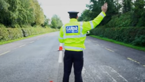 Déanann gardaí oibríocht trasteorann a dhíríonn ar gháinneáil ar dhaoine