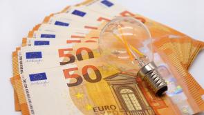 Nochtadh: Na fearais ar fuireachas a d’fhéadfadh €100 a chur le do bhille leictreachais