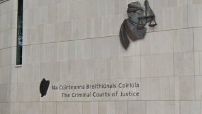 Fear sa chúirt tar éis cuardach a dhéanamh ar cailín beag fágtha sa charr ar feadh 10 n-uaire