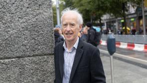 Buaic-ghradam cumarsáide an Oireachtais na bliana seo á bhronnadh ar Eoghan Ó Néill