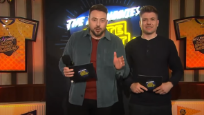 Tugann 2 Johnnies le fios gur iarradh orthu seinn ar son na hÉireann ag Eurovision