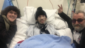 An ceoltóir agus cumadóir Shane Mac Gowan sa bhaile ón otharlann