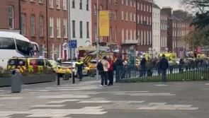 Cailín beag a gortaíodh in ionsaí Chearnóg Parnell scaoileadh amach as an ospidéal tar éis 281 lá