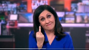 FÉACH: Náire ar léitheoir nuachta an BBC tar éis di a mhéar láir a ardú ar ceamara