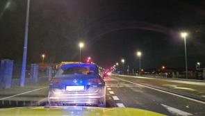 Gabhann Gardaí feithicil tar éis don tiománaí foghlaimeora a bheith gafa gan plátaí L ná árachas