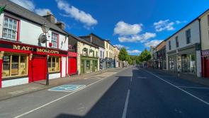Cead&uacute;nas plean&aacute;la tugtha do bhr&uacute; &oacute;stach i mbaile turas&oacute;ireachta in ainneoin ag&oacute;id&iacute; &oacute; &uacute;in&eacute;ir t&aacute;bhairne