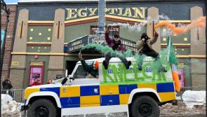Tagann Kneecap go Sundance i land rover do chuid an PSNI

