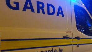 Gabhann Gardaí beirt fhear tar éis do ghnó a bheith robáilte ag scianphointe